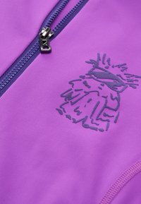 Paarse sportkleding met een ritssluiting aan de voorkant, voorzien van een textuur zwart grafisch ontwerp. De stof heeft een gladde, aansluitende uitstraling en subtiele ribbels.