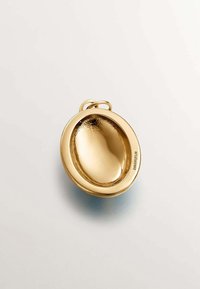 Colgante ovalado de oro con una superficie pulida y un interior texturizado. Presenta un pequeño lazo para su sujeción. Sin marcas ni grabados visibles.