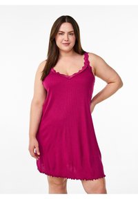 Fuchsiafarbener Nachthemd aus weichem Stoff, mit einem wellenförmigen Spitzen-Ausschnitt und dünnen verstellbaren Trägern, dazu ein locker sitzender Saum.