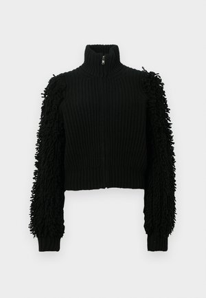 Pulover negru cropped cu guler înalt, corp cu rețea și mâneci cu textură pufoasă. Are o fermoar frontal și manșete fixe.