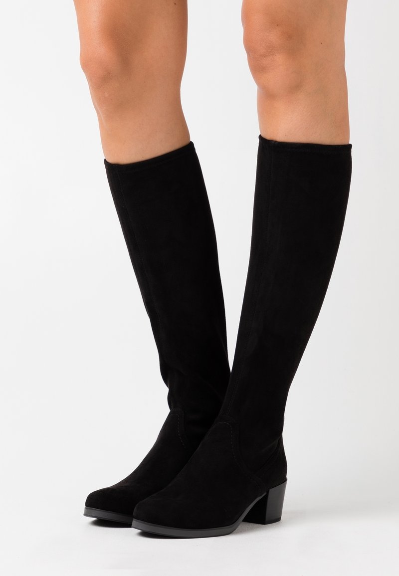 Bottes hautes jusqu'au genou en daim noir avec un design élégant, bout carré et un talon bloc modéré, présentant une finition lisse et texturée.