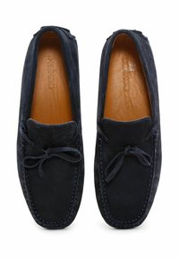 Dunkelblaue Wildleder-Loafer mit abgerundetem Zeh, dekorativem Schleifenakzent und kontrastierenden Nähten. Glattes Lederinterieur.