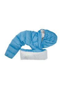 Lichtblauwe pufferjack met een aansluitende capuchon en een elastische taille. Het heeft een witte onderkant en een gequiltde textuur over het hele jasje.