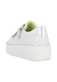 Sneaker bianco in pelle con suola piattaforme chunky, interno verde e accentatura olografica sul tallone. Presenta una zip laterale e lacci colorati.
