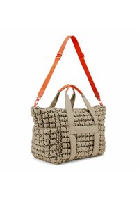 Borsa a spalla beige imbottita con un design trapuntato e testurizzato. Presenta una tracolla e manici arancioni con un compartimento principale rettangolare.