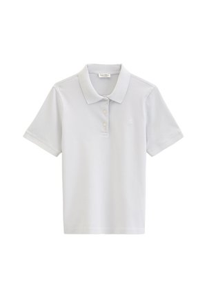 Lichtgrijs poloshirt met korte mouwen, een kraag, drie knopen aan de voorkant en een klein geborduurd logo op de linkerborst.