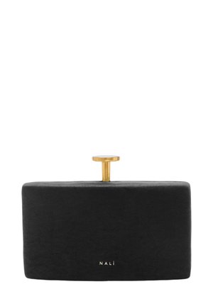 Clutch in velluto nero con forma rettangolare, manico in metallo dorato e branding discreto alla base. Texture liscia.