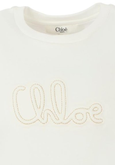 Biała bawełniana koszulka T-shirt z okrągłym dekoltem i wyraźnym beżowym haftowanym logo "Chloé" z przodu. Miękka tekstura, krótkie rękawy.