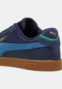 Zapatillas en azul marino con detalles en ante azul claro, suela de goma color natural y detalles en verde. Presentan un acabado texturizado y un talón con marca.
