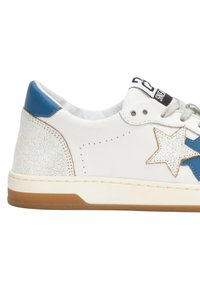 Sneaker in pelle bianca con tallone blu, dettagli con texture crackle e grafica a forma di stella. Presenta lacci grigi e suola in gomma naturale.