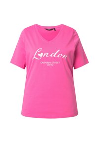 Maglietta rosa di cotone con scollo a V, con testo bianco che recita "London" e "Carnaby Street Soho" in un font casual.