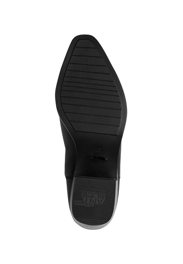 Schwarze Schuhsohle mit einer strukturierten Gumm-Oberfläche. Verfügt über Rillen für besseren Halt und eine leichte Krümmung an der Zehe. Logo auf der Seite eingeprägt.