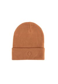 Bruine gebreide beanie met een opgerolde rand, gemaakt van zacht materiaal. Bevat een klein ronder logo op de rand. Klassiek slim fit ontwerp.
