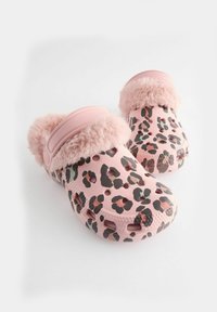 Sabots à imprimé léopard rose avec une douce bordure en fausse fourrure, fabriqués en matériau léger, avec des trous de ventilation et un design à bout rond.