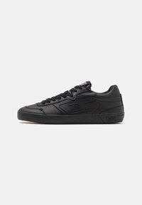 Sneaker nera in pelle liscia con chiusura a lacci, punta arrotondata e suola piatta in gomma. Presenta un discreto logo impresso di lato.
