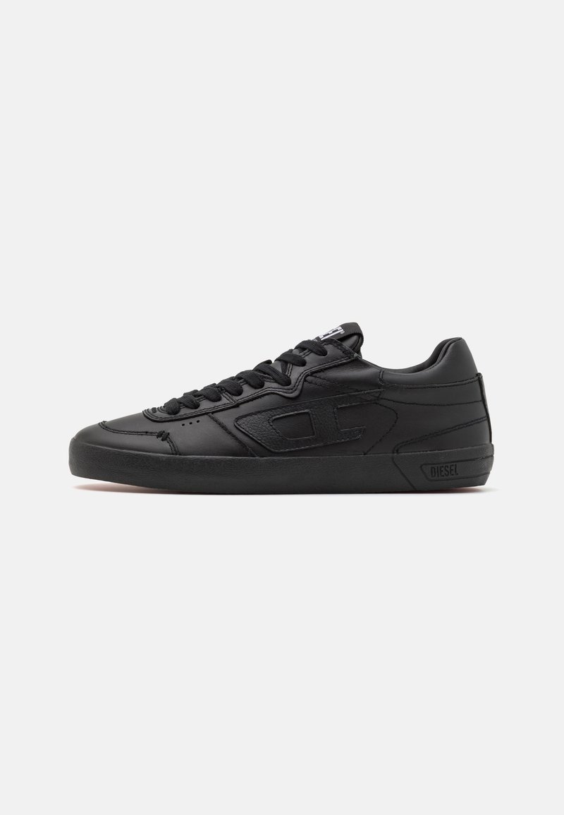 Sneaker nera in pelle liscia con chiusura a lacci, punta arrotondata e suola piatta in gomma. Presenta un discreto logo impresso di lato.
