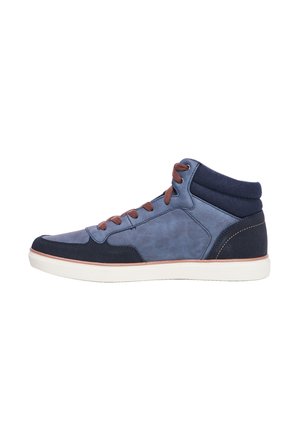 Hochschnittsneakers aus hell- und dunkelblauem Wildleder und Stoff, mit braunen Schnürsenkeln, weißer Gummisohle und strukturierten Akzenten am Obermaterial.