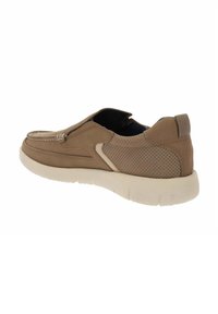 Zapatos marrones sin cordones con una superficie texturizada, que presentan acentos perforados, una suela blanca acolchada y detalles de costura en la parte delantera.