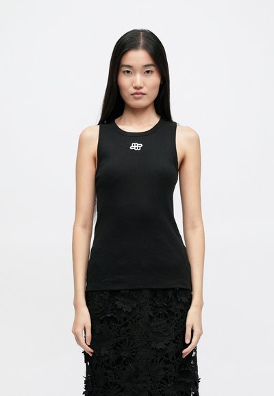 Μαύρη άσπρη μπλούζα χωρίς μανίκια με ραβδωτή υφή και κυκλικό λαιμό. Διαθέτει λευκή διακοσμητική λογότυπο στο στήθος.