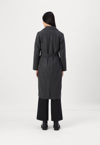 Grå uldfrakke med bælte i taljen, lange ærmer og krave, med en lige pasform og en midterste rygklap.