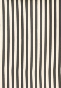 Svart og hvit stripemønster med vertikale linjer, med varierende bredder. Bakgrunnen er kremfarget, noe som skaper et høy- kontrastdesign.