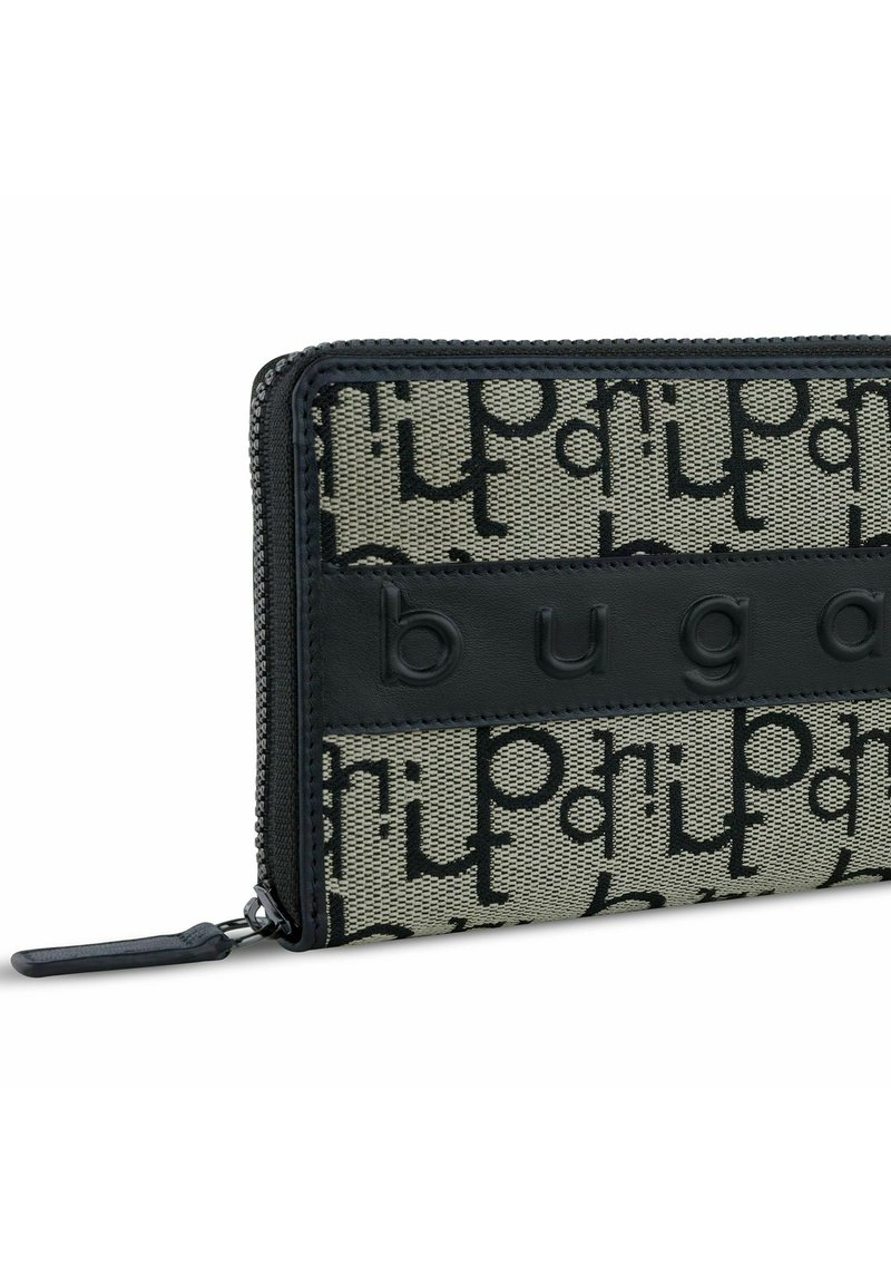 Portefeuille zippé en tissu texturé et cuir, présentant une surface grise à motif avec des lettres noires et un logo en relief. Agrémenté d'une tirette de fermeture éclair.