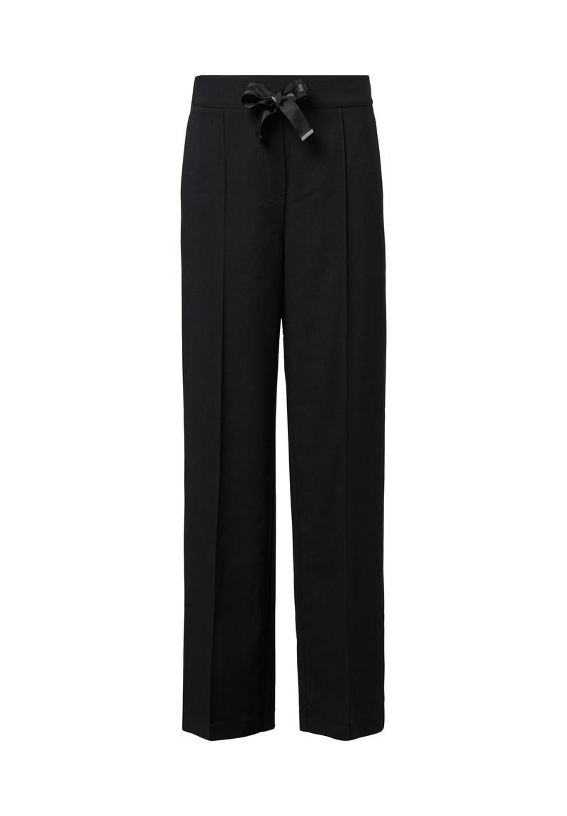 Schwarze weit geschnittene Hose aus einem weichen Material, mit einem vorderen Bindebandverschluss, zwei Seitentaschen und vorderen Falten für zusätzliche Struktur.