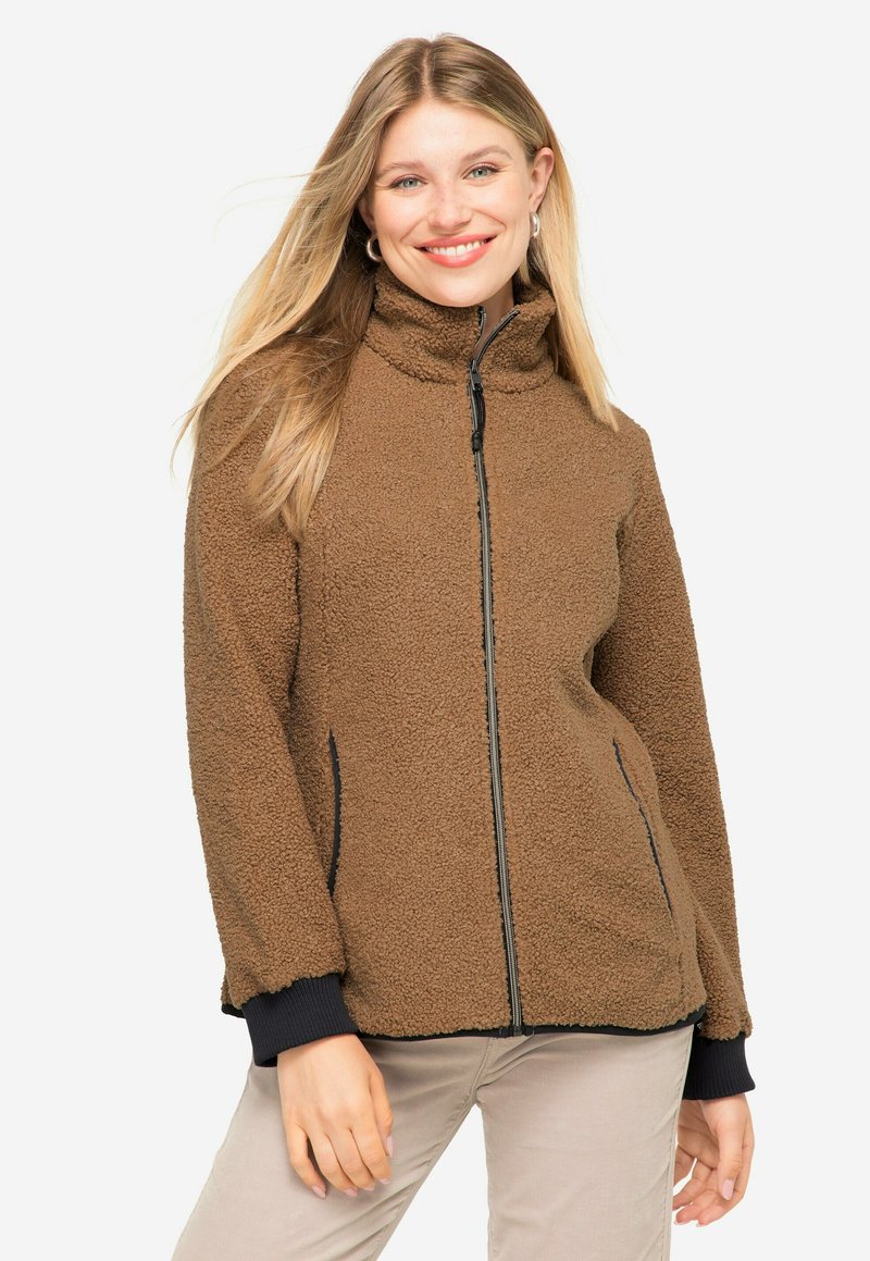 Chaqueta de forro polar marrón con cuello alto, cierre de cremallera y detalles en negro en los puños y los bolsillos. Textura suave y silueta relajada.