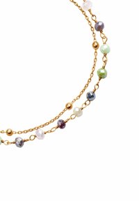 Naszyjnik w odcieniu złota, składający się z wielu pasków ozdobionych wielokolorowymi fasetowanymi koralikami oraz okrągłymi złotymi akcentami, prezentujący warstwowy design.