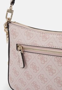Guess ERICA BAG - Torbica - dusty rose