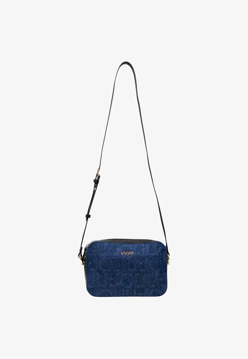 Borsa a tracolla in denim con un design del logo in rilievo blu scuro, chiusura con zip nera e tracolla nera regolabile.