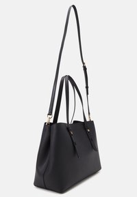 Mustalla keinonahkaisella olkalaukulla, jossa on kaksinkertaiset kahvat ja säädettävä olkahihna. Kultasävyiset koristeosat. Rakenteellinen muoto ja sileä pinta.