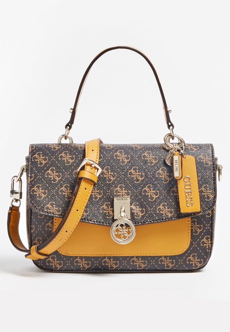 Sac à main Guess marron foncé et jaune avec motif monogramme, poignée supérieure, bandoulière réglable, rabat avant et breloque métallique logo.