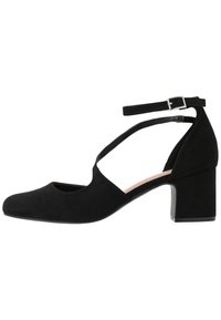 Zapato de tacón alto de ante negro con punta redonda y una correa cruzada en el tobillo, que cuenta con un tacón ancho para mayor estabilidad.