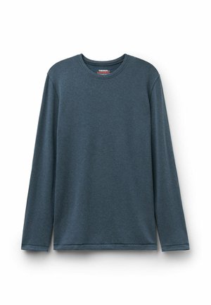 Camisa de manga larga en azul profundo, hecha de tela suave. Presenta un cuello redondo y corte regular, con costuras reforzadas en el dobladillo y las mangas.