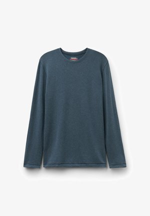 Camisa de manga larga en azul profundo, hecha de tela suave. Presenta un cuello redondo y corte regular, con costuras reforzadas en el dobladillo y las mangas.