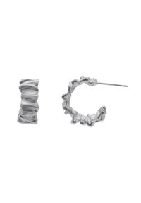 Silberne Creolen mit einem gewellten, strukturierten Design. Eine ist ein breiter, gerippter Ring; die andere hat eine gerüschte runde Form.