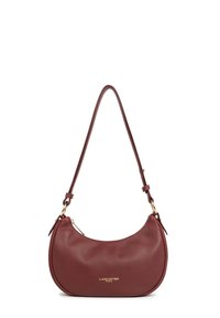 Borsa a spalla in pelle rossa con forma curvata, dettagli in oro e logo impresso. Caratterizzata da una tracolla singola regolabile e chiusura con zip.