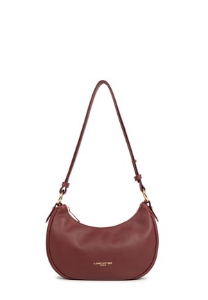 Borsa a spalla in pelle rossa con forma curvata, dettagli in oro e logo impresso. Caratterizzata da una tracolla singola regolabile e chiusura con zip.