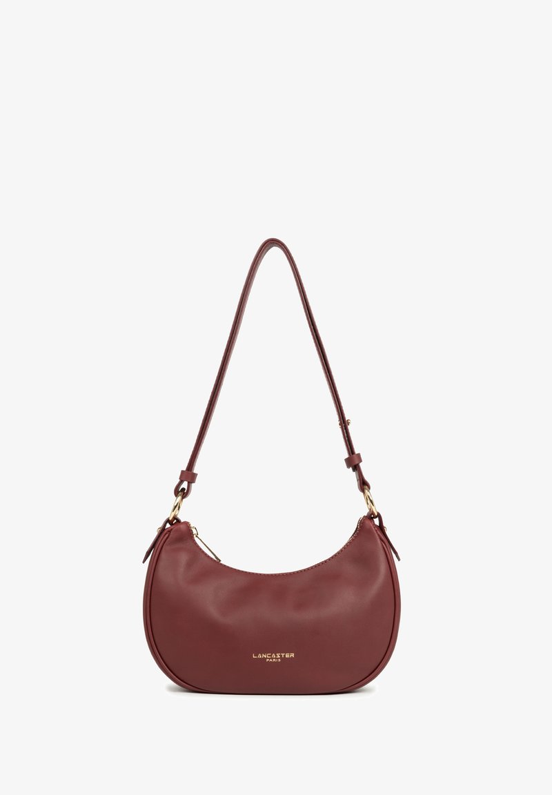 Borsa a spalla in pelle rossa con forma curvata, dettagli in oro e logo impresso. Caratterizzata da una tracolla singola regolabile e chiusura con zip.