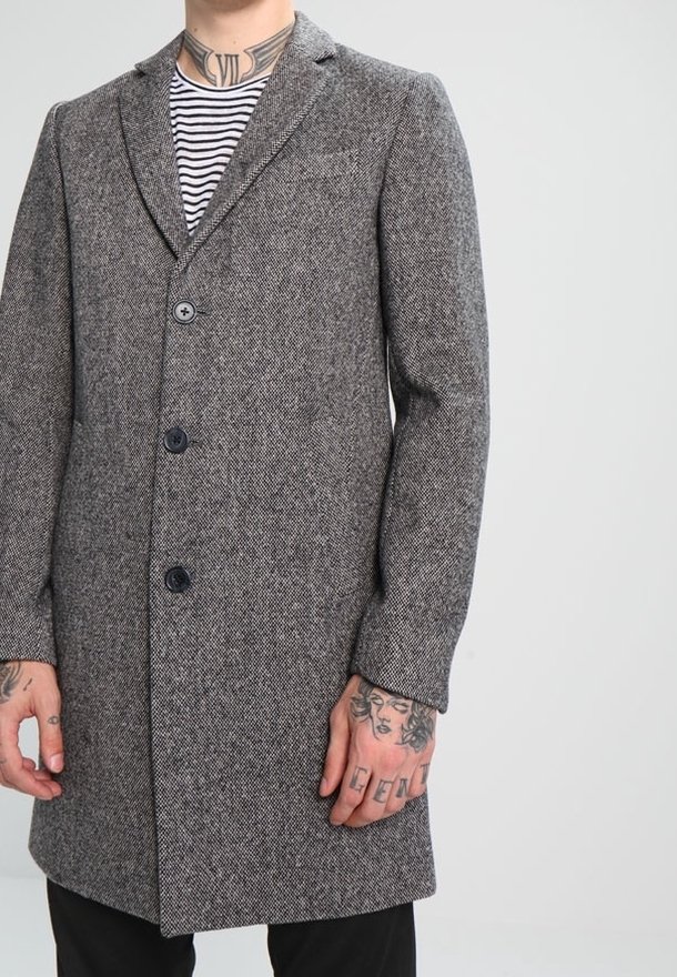 Cappotto grigio a motivo houndstooth con rever a scarico, tre bottoni e tasche a pattina. Realizzato in materiale testurizzato, vestibilità su misura.