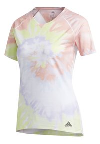 T-shirt de sport Adidas à manches courtes avec motif tie-dye pastel en violet clair, pêche, jaune et blanc, encolure moyenne et logo sur l'ourlet.