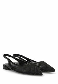 Zapatos negros tipo slingback con puntas afiladas, que presentan patrones de malla tejida y un tacón rectangular plano. Superficie suave y diseño minimalista.