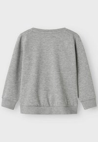 Grå hettegenser med rund halslinning og lange ermer. Har ribbestrikkede mansjetter og nederkant, laget av mykt stoff med en glatt tekstur.