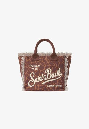 Borsa tote marrone con motivo giraffa, manici in tessuto, bordi sfrangiati e testo bianco con la scritta "The place to be Saint Barth Summer Paradise."
