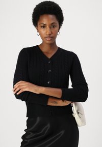pure cashmere CLASSIC CABLE CARDIGAN - Casaco de malha - black