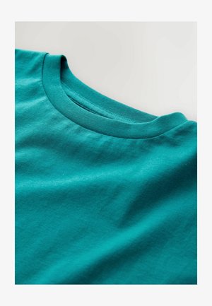Tyrkysové bavlněné tričko s kulatým výstřihem, hladkou texturou a jemnou pružností, s jednoduchým a čistým designem.