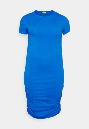 Vestido azul de mangas curtas, feito de um tecido suave, com decote redondo e detalhes franzidos de um lado. Textura lisa, na altura do joelho.