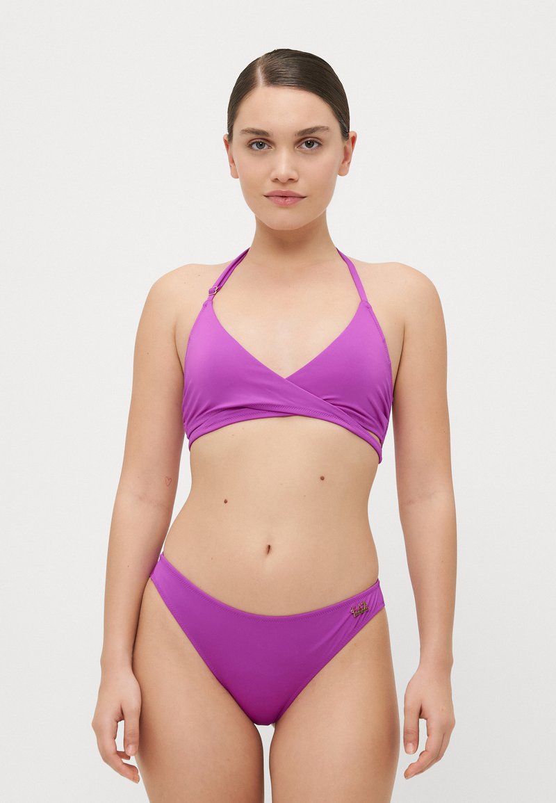 Conjunto de biquíni roxo com parte de cima em estilo envolvente e tiras finas, e parte de baixo de forma baixa combinando. O tecido é suave, com detalhes mínimos.