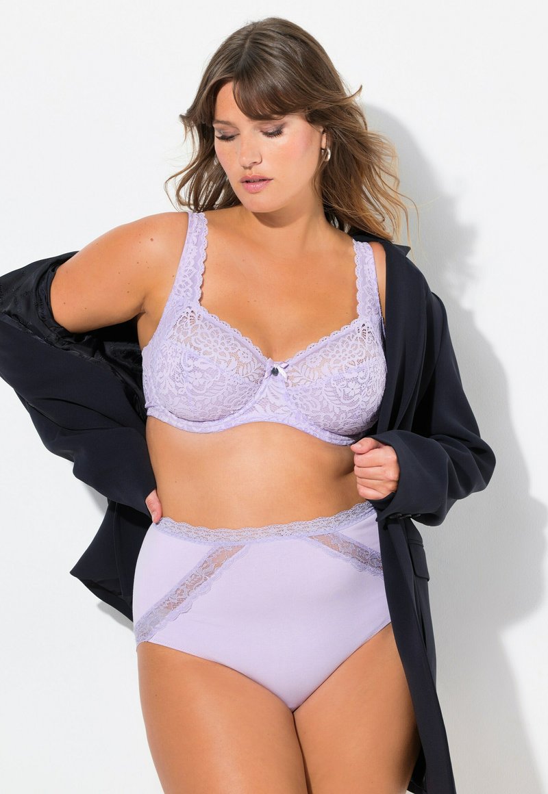 Reggiseno in pizzo lilla con slip alto coordinato, caratterizzato da accenti in pizzo trasparente, spalline larghe e un fiocco decorativo al centro.